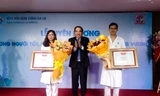 Trao tặng Bằng khen vợ chồng bác sỹ cứu người trên đường đi công tác