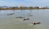 Độc đáo giải đua thuyền độc mộc trên sông chảy ngược về tây
