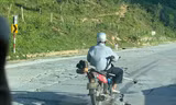 Đường đèo Lò Xo xuất hiện nhiều vết nứt dài, đứt gãy