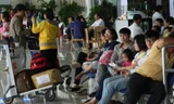 Hành khách sốt ruột và mệt mỏi chờ đợi vì trung tâm điều khiển không lưu của sân bay bị tê liệt. Ảnh: LT.