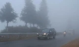 Do trời lạnh, sương mù dày đặc xuất hiện nên xe máy lưu thông trên quốc lộ 4D Sa Pa đi thành phố Lào Cai phải bật đèn vàng để đảm bảo an toàn. 