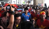 Người hâm mộ vây kín HVL Miura tại sân bay Tân Sơn Nhất.