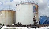 Hệ thống bồn chứa nhiên liệu tại PV Oil Đình Vũ. Ảnh: Huy Hùng/TTXVN.