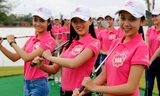 Thí sinh tập đánh golf. Ảnh: Hồng Vĩnh.