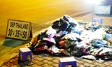 Dép mang mác Thái được đổ đống bán ở vỉa hè TP HCM. Ảnh: Hồng Châu.