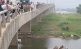 Xe tải đâm gãy lan can cầu, lao xuống sông