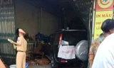 Ôtô biển xanh đâm chết người rồi lao vào nhà dân