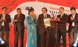 Đại diện VietJetAir nhận giấy phép từ Cục Hàng không.
