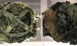 Cỗ máy Antikythera Mechanism được thu hồi từ một con tàu đắm dưới vùng biển ngoài khơi Hy Lạp. Ảnh: Wikimedia Commons.