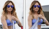 Jennifer Lopez thản nhiên lột áo giữa đường