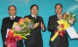 Bộ trưởng Bộ TT&TT Nguyễn Bắc Son (ở giữa) trao quyết định cho ông Lê Nam Trà (bên phải) và ông Mai Văn Bình. Ảnh: Vũ Nhung (ICT News).