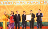 Phó thủ tướng Chính phủ Hoàng Trung Hải trao Quyết định công nhận TP Thanh Hóa là đô thị loại I. Ảnh: Hoàng Lam.