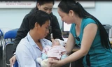 Vụ bé sơ sinh văng khỏi bụng mẹ: Nghẹn ngào giây phút cha gặp con