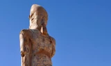 Bức tượng pharaoh Amenhotep III trong tư thế bước đi hiện được dựng trước ngôi đền chôn cất chính vị pharaoh này tại Ai Cập. Ảnh: AFP.