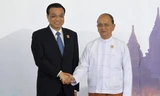 Thủ tướng Trung Quốc Lý Khắc Cường bắt tay Tổng thống Myanmar tại Naypyitaw hôm 13/11. 