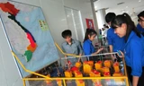 Mô hình bản đồ Việt Nam làm từ rác tái chế thu hút các bạn trẻ. Ảnh: Thanh Trần