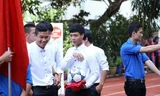 Công Phượng (cầm bóng) và các đồng đội ở U.19 Việt Nam tại buổi lễ khai giảng năm học mới tại trường Đại học Sư phạm TDTT TP.HCM. Ảnh: Độc Lập. 