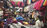 Các cửa hàng bán quần áo rét với nhiều mẫu mã.