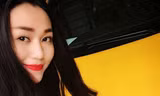 Khánh My chụp hình trong buổi thử xe.