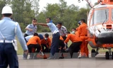 Các nhân viên cứu hộ Indonesia chuyển thi thể một nạn nhân trong vụ tai nạn máy bay QZ8501 ngày 31/12. Ảnh: AFP/TTXVN.