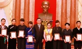 Vừ Mí Kỵ (ngoài cùng bên phải) được Chủ tịch nước Trương Tấn Sang tặng quà.