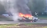 Kinh hoàng ô tô phát nổ thổi bay 2 lính cứu hỏa