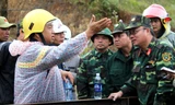 Lực lượng tại hiện trường bàn phương án giải cứu 12 người mắc kẹt trong hầm. Ảnh: Phước Tuấn.