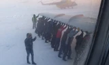 Chiếc Tu-143 bị đóng băng khiến hành khách phải xuống đẩy. Nguồn: Life News.