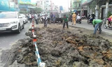 Xe ben làm đổ hàng tấn bùn xuống đường, giao thông tê liệt