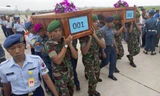 Thi thể hai nạn nhân đầu tiên được đưa về Indonesia. Ảnh: Reuters.