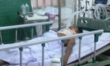Nạn nhân Bùi Văn Thuấn đang hôn mê tại khoa hồi sức tích cực chống độc BVĐK khu vực Thủ Đức. 