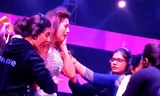 Gauhar Khan sau khi bị tát. Ảnh: AFP.
