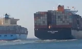 Khoảnh khắc hai tàu container khổng lồ đâm nhau
