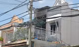 Căn nhà bốc cháy.