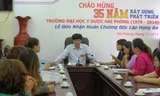Ông Trịnh Xuân Tráng - Phó hiệu trưởng ĐH Y dược Thái Nguyên trả lời sinh viên và báo chí sáng 27/11. Ảnh: Thu Hằng (Dân Trí).
