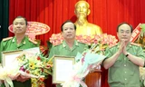 Trung tướng Bùi Quang Bền (bìa phải) tặng hoa cho 2 đồng chí vừa nhận nhiệm vụ mới.