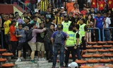 Báo giới Malaysia không đồng tình khi CĐV nhà tấn công CĐV Việt Nam. Ảnh: An An.