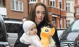 Bà mẹ trẻ Tamara Ecclestone bị bát gặp đi mua sắm tại cửa hiệu cao cấp Harrods cùng con gái Sophia ngày 6/12 vừa qua.