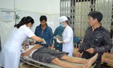 Các y, bác sĩ tích cực cứu chữa nạn nhân