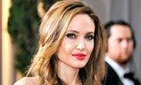 Nữ diễn viên Angelina Jolie bị nhận xét là "đứa trẻ hư hỏng được nuông chiều và có tài năng hạn chế".