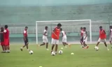 Clip: Thầy trò U19 Việt Nam quần nhau tơi tả dưới mưa