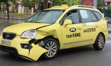 Taxi vượt đèn đỏ, gây tai nạn