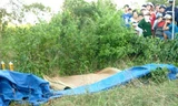 Thi thể bà Thùy được tìm thấy trong nghĩa địa. Ảnh: Kim Anh (Người Lao Động).