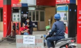 Cây xăng phố Trần Phú (Hà Đông) lúc 11h trưa ngày 11/3 treo biển hết xăng, hết hàng. Ảnh: Trọng Tài