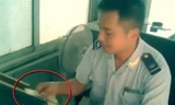 Ảnh căt từ clip được cho là công chức Hải quan La Hay nhận tiền ‘bôi trơn’ 