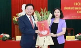 Phó Bí thư Thường trực Thành ủy Nguyễn Thị Tuyến trao Quyết định cho tân Chánh Thanh tra Thành phố Hà Nội Trần Đức Hoạt