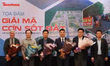 Nhà báo, Phó tổng Biên tập báo Tiền Phong Phùng Công Sưởng tặng hoa các vị khách mời tại buổi toạ đàm: " Giải mã cơn sốt đất"