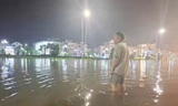 Tại Quảng trường 3/2 ở thành phố Bắc Giang vẫn ngập sâu đến đầu gối vào lúc 8h30 tối 18/5. Ảnh: Nguyễn Thắng