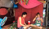 Gia đình bà Võ Thị Nhàn (bìa trái) với hơn chục người đang sống chật vật, thiếu thốn từng ngày