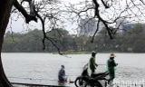 Mưa rét buốt ở Hà Nội, cần thủ vẫn dầm mình ở hồ Gươm
